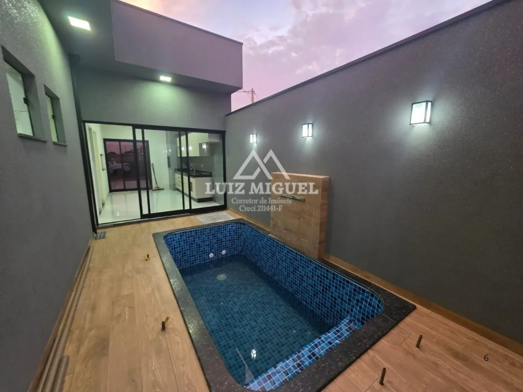 Casa nova no Condomínio São Joaquim com 3 quartos sendo 1 suíte com closet, todos com armários planejados, área gourmet com churrasqueira e piscina.