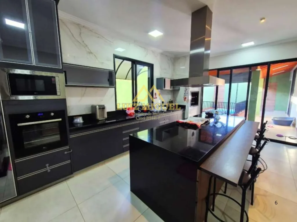 Casa moderna e sofisticada com piscina, 2 quartos sendo 1 suíte com closet repleto de planejados com janelas e portas automatizadas, área gourmet com churrasqueira - ACEITA IMÓVEL DE MENOR VALOR E FINANCIAMENTO.