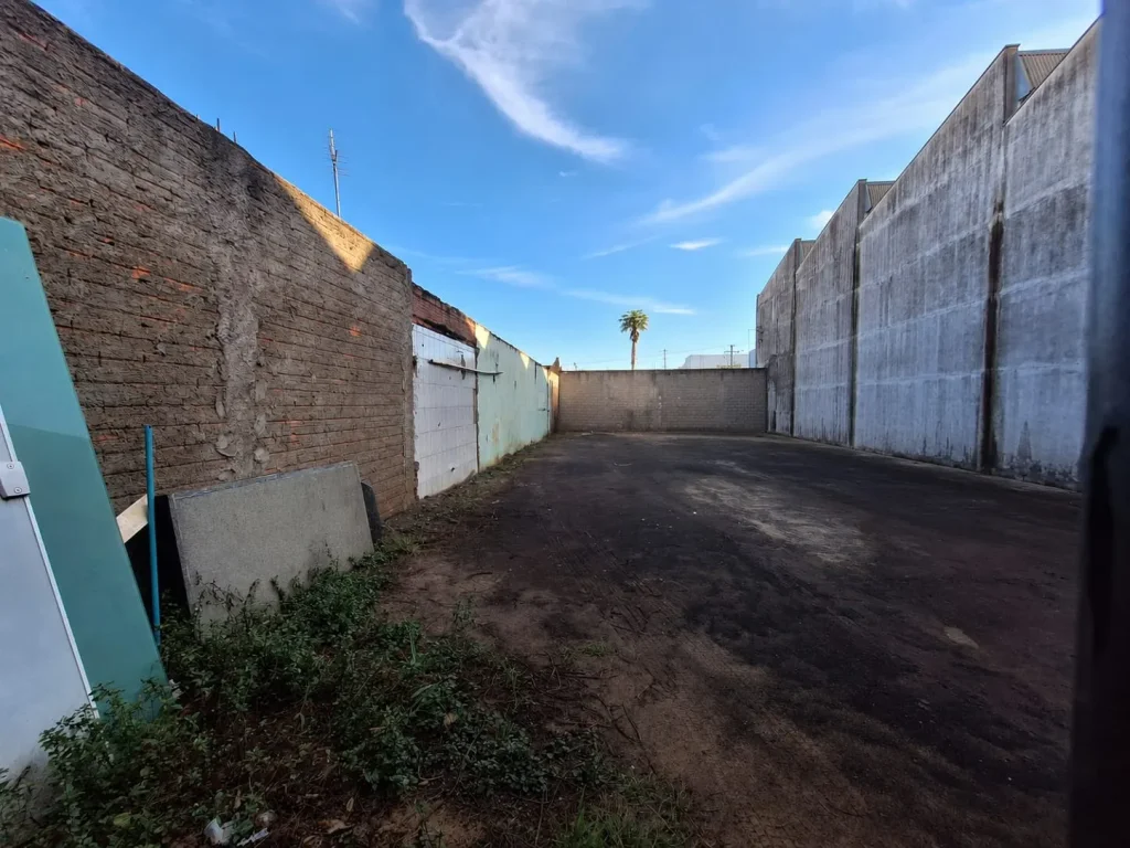 Terreno com opção residencial e comercial.